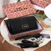 شنطة نسائية من ماركة كوتش COACH